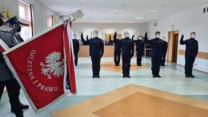 Na zdjęciu nowy przyjęci policjanci podczas ślubowania. Na pierwszym planie widoczny jest również poczet sztandarowy.