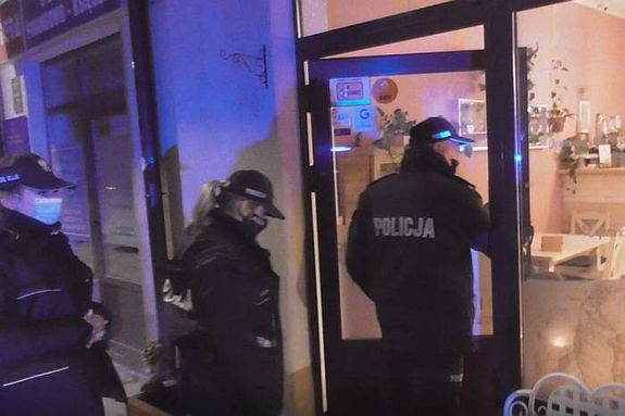 policjanci wchodzą do lokalu gastronomicznego