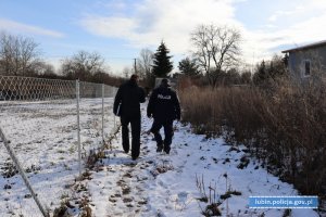 policjanci patrolują tereny ogródków działkowych w poszukiwaniu osób bezdomnych