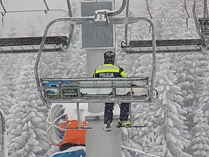 policjant na wyciągu