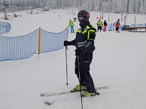 policjant stoi na nartach