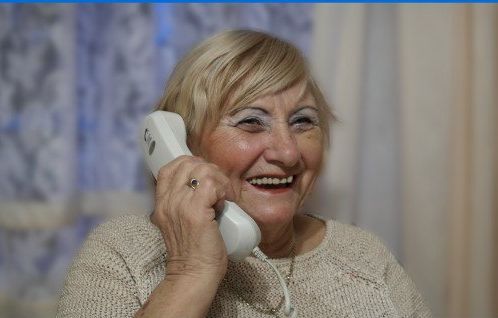 seniorka rozmawiająca przez telefon