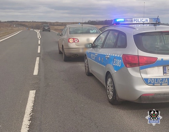 radiowóz zatrzymał samochód osobowy na drodze szybkiego ruchu