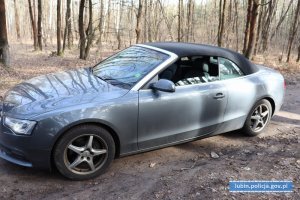 samochód osobowy - audi kabriolet - widok z boku