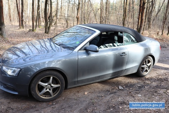 samochód osobowy - audi kabriolet - widok z boku