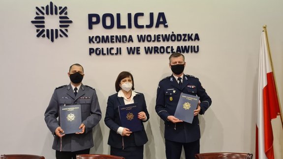 podpisanie listu przez Komendanta Wojewódzkiego Policji, Komendanta Miejskiego i panią Burmistrz