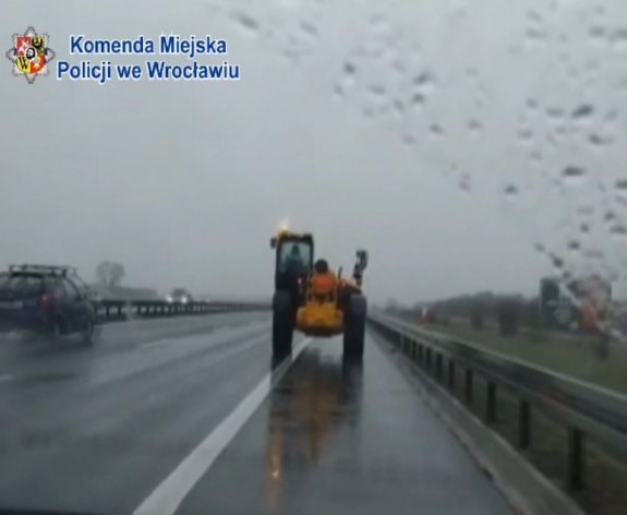 na zdjęciu widać koparkę jadącą drogą