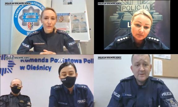 Na zdjęciu widać policjantów prowadzących spotkania online