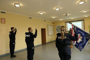 Na zdjęciu widać nowych policjantów składających przysięgę ślubowania. Widać sztandar jednostki.