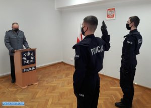 Na zdjęciu widać nowych policjantów składających przysięgę ślubowania oraz policjanta prowadzącego uroczystość