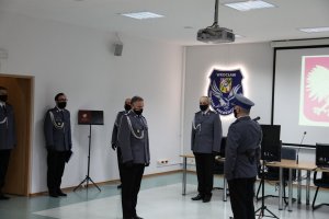 Na zdjęciu widać Zastępcę Komendanta Wojewódzkiego Policji we Wrocławiu przyjmującego meldunek oraz innych policjantów uczestniczących w uroczystości