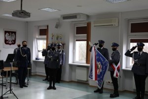 Na zdjęciu widać policjantów biorących udział w uroczystości oraz sztandar jednostki