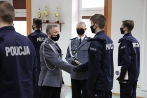 Na zdjęciu widać Zastępcę Komendanta Wojewódzkiego Policji we Wrocławiu składającego gratulacje oraz innych policjantów uczestniczących w uroczystości