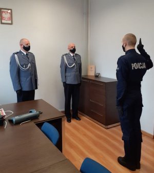 Na zdjęciu widać nowych policjantów składających przysięgę ślubowania oraz innych policjantów uczestniczących w uroczystości