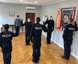Na zdjęciu widać nowych policjantów składających przysięgę ślubowania oraz innych policjantów uczestniczących w uroczystości