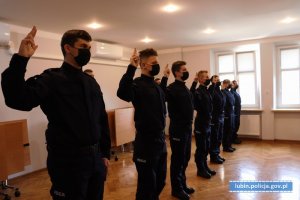 Na zdjęciu widać nowych policjantów składających przysięgę ślubowania oraz innych policjantów uczestniczących w uroczystości