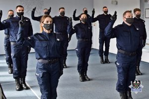 Na zdjęciu widać nowych policjantów składających przysięgę ślubowania oraz innych policjantów uczestniczących w uroczystości