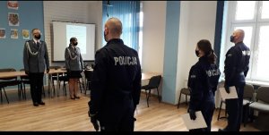 Na zdjęciu widać nowych policjantów składających przysięgę ślubowania oraz innych policjantów uczestniczących w uroczystości