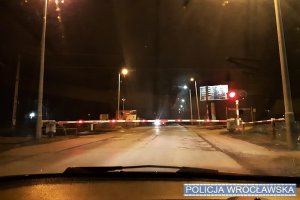 Na zdjęciu widać przejazd kolejowy z zaporą