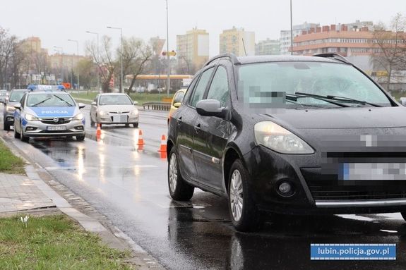 naz zdjęciu widać radiowóz policyjny oraz pojazd uczestniczący w zdarzeniu drogowym, w tle widać inne pojazdy