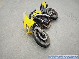 zdjęcie przedstawia przewrócony motocykl uczestniczący w wypadku