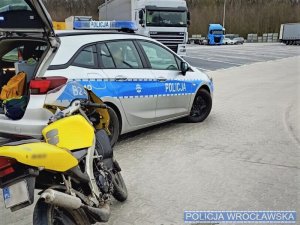 na zdjęciu widać miejsce wypadku, widać radiowóz oraz motocykl