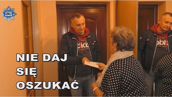na zdjęciu widać mężczyznę rozmawiającego w przedpokoju ze starszą kobietą oraz napis nie daj się oszukać