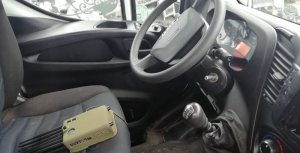 Wnętrze samochodu dostawczego - widok na kierownicę kabinę.