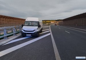 bus stojący na pasie awaryjnym drogi ekspesowej