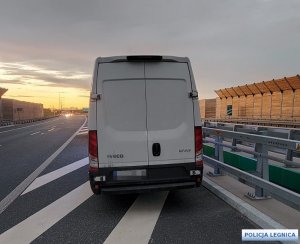 tył busa stojącego na drodze ekspresowej
