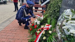 na zdjęciu widać Komendanta Wojewódzkiego Policji inspektora Dariusza Wesołowskiego składającego wieniec pod pomnikiem