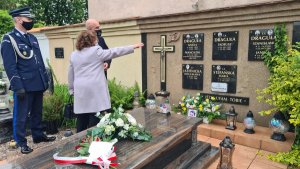 na zdjęciu widać Komendanta Wojewódzkiego Policji inspektora Dariusza Wesołowskiego słuchającego historycznej opowieści rodziny zmarłego