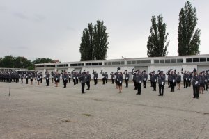 Podrzucenie czapek przez nowych oficerów policji.