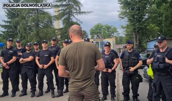 Policjant tłumaczy funkcjonariuszom odziałów prewencji zakres działań podczas odprawy