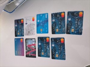 karty bankomatowe rozłozone na blacie