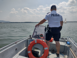 policjant na łódce płynie do poszkodowanego