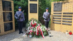 warta honorowa na cmentarzu pod pomnikiem poległych policjantów