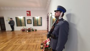 Komendant Wojewódzki Policji we Wrocławiu nadinsp. Dariusz Wesołowski składa wieniec pod tablicą pamiątkową