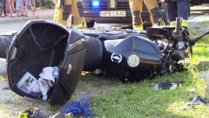 Uszkodzony motor leżacy na ulicy