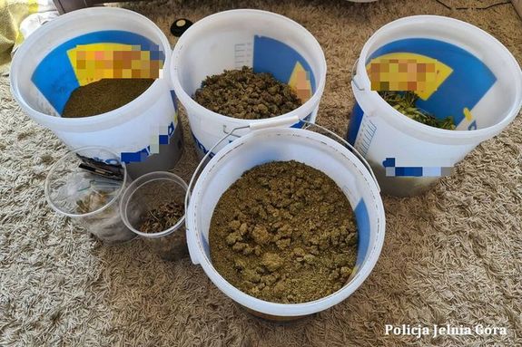 Zdjęcie przedstawia 4 duże wiaderka z suszem koloru brunatnego oraz dwa mniejsze plastikowe opakowania