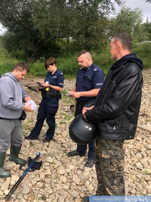 policjanci kontrolują osoby przebywające przy wodzie