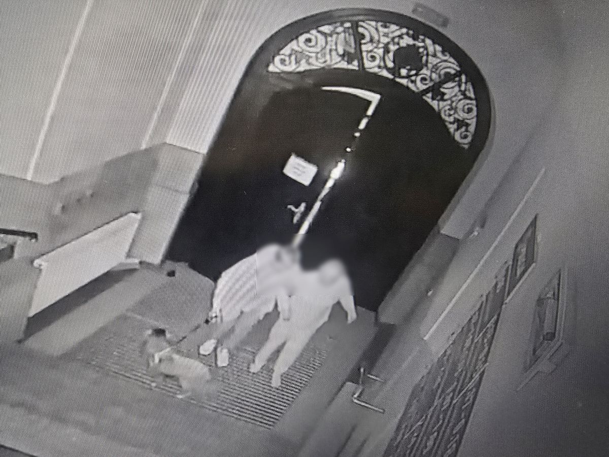 Boso w środku nocy – seniorka zagubiona na ulicach miasta. Dzięki reakcji mieszkanki policjanci odnaleźli rodzinę kobiety