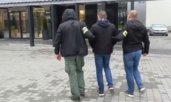 dwaj policjanci CBZC prowadzą zatrzymanego mężczyznę
