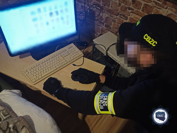 Policjant CBZC przy komputerze.