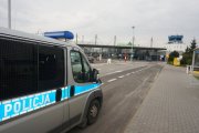 Na zdjęciu widać policyjny radiowóz zaparkowany przed lotniskiem w Katowicach -Pyrzowicach.