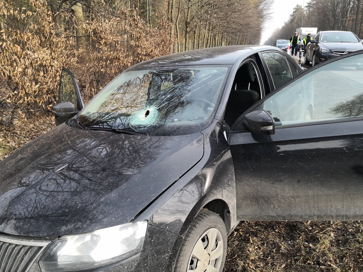 Auto z rozbitą szybą.