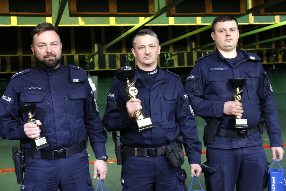Policjanci z pucharami po klasyfikacji indywidualnej.