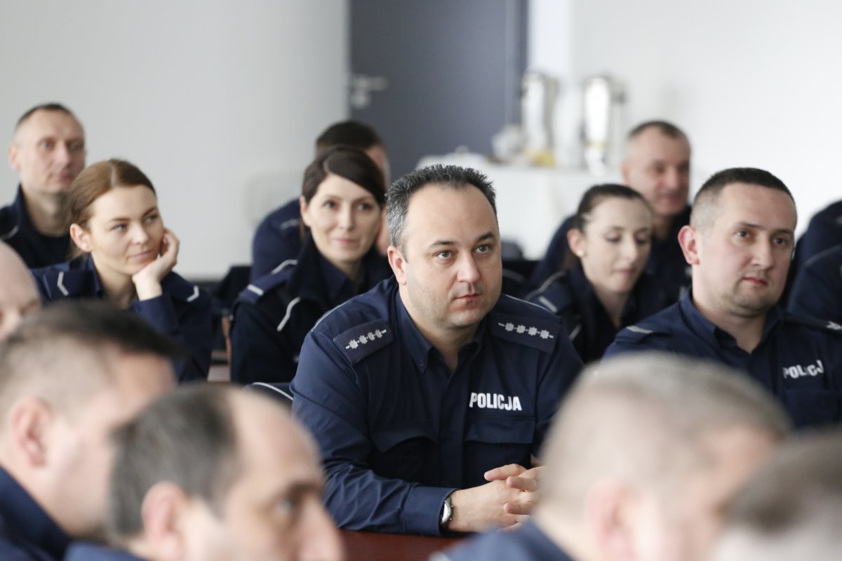 Dzielnicowi słuchają wykladu.