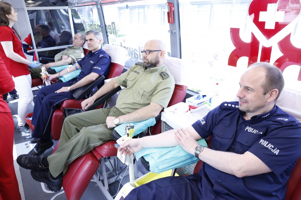 Czterej funkcjonariuszy oddaje krew.