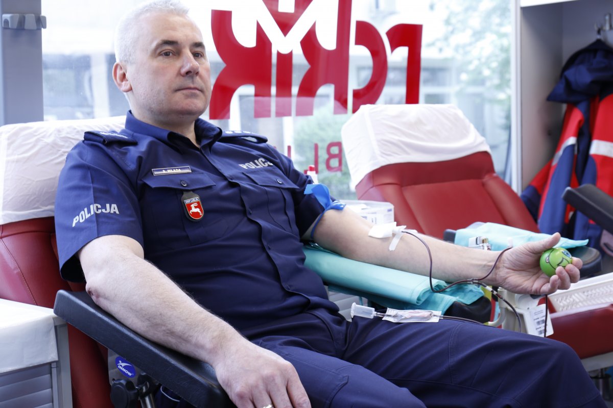 Komendant Miejski Policji w Lublinie oddaje krew.